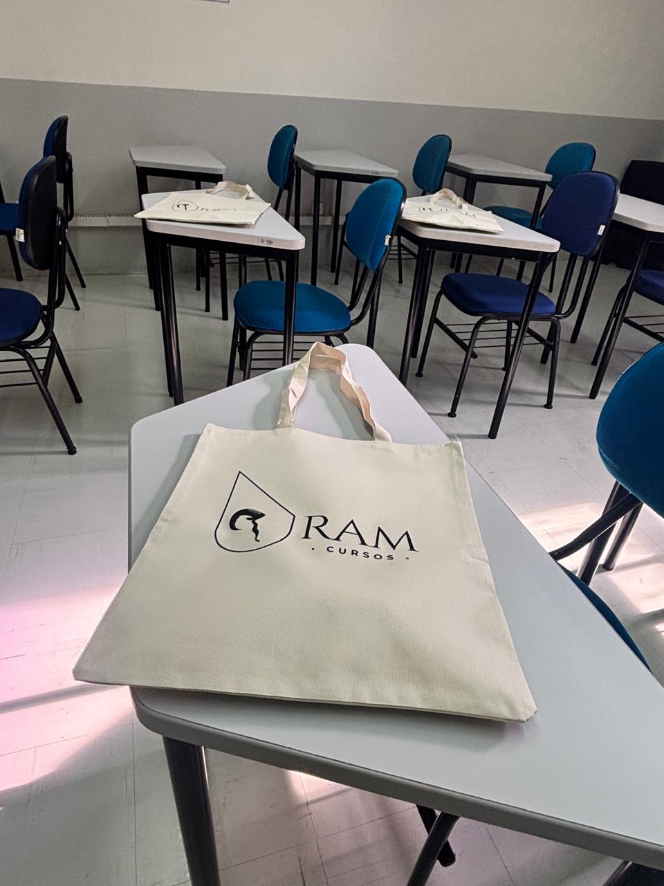 Sala de aula preparada com material da RAM Cursos