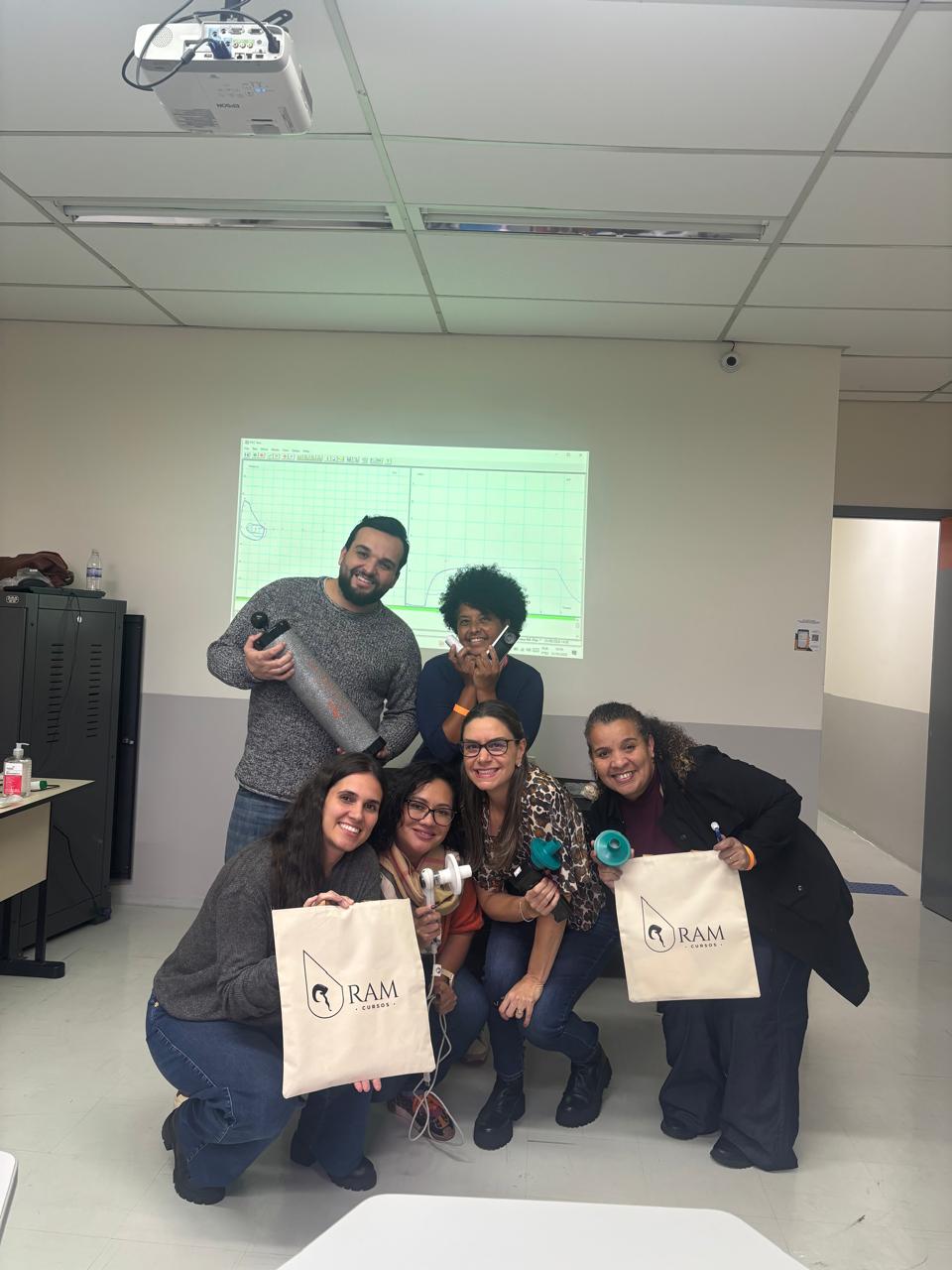 Alunos com equipamentos de espirometria e sacolas RAM Cursos